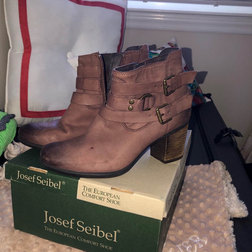 Brown Booties made of leather